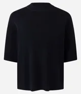 Blusa de manga corta amplia y sisas desplazadas, confeccionada en punto leve de viscosa y poliamida, con cuello redondo ligeramente alto.
