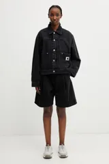 Chaqueta Carhartt modelo Belmar confeccionada en denim negro de alta densidad con sutil estampado de serpiente, cuello clásico, cierre frontal de botones metálicos, bolsillos frontales con solapa y etiqueta cuadrada con el logo de la marca.