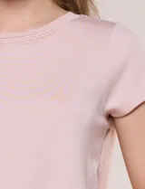 Remera celeste de manga corta, con cuello redondo y detalle calado en el rib del escote, de corte recto y ajuste cómodo.