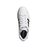Championes Adidas Grand Court 2.0 de estilo urbano, color blanco con las icónicas tres tiras laterales en negro y detalle en el talón. Diseño de corte bajo con suela de goma resistente.
