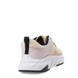 Championes deportivos Push modelo Tirol, color beige con detalles en negro y blanco. Presentan una estructura de malla transpirable, cordones negros y una suela robusta de alto impacto.