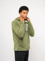 Campera de entrenamiento Umbro con capucha, cierre frontal completo y bolsillo en el pecho de nylon con cierre. Presenta una textura de tejido en relieve y logo de la marca estampado en el bolsillo.
