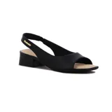 Sandalia negra de Comfortflex con tira ancha y aplique, taco bajo.