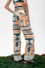 Jean de mezclilla azul oscuro con costuras contrastantes marcadas en el frente y dobladillo ancho vuelto en el ruedo.