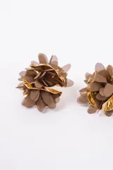 Aros de diseño floral con base metálica dorada y pétalos de tela en color crema.