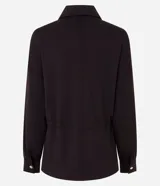 Campera tipo parka color verde oscuro, confeccionada en modal con cierre frontal metálico, cuello camisero, bolsillos frontales y cordón ajustable en la cintura.
