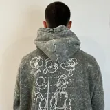 Canguro oversize de color gris con efecto lavado, con capucha y estampado gráfico de Popeye en la espalda.