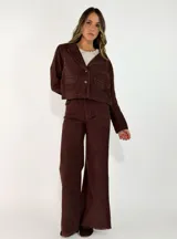 Pantalon de pana de corte recto y tiro medio, con diseño de pierna ancha y ruedo desflecado. Cuenta con cierre frontal y bolsillos laterales.