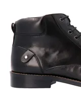 Bota de vestir de cuero negro con cordones, caña media, punta redondeada y suela de goma. Estilo clásico y elegante.