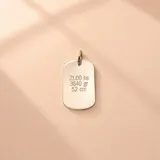 Dije de plata 925 con diseño rectangular liso y argolla superior, apto para grabar.