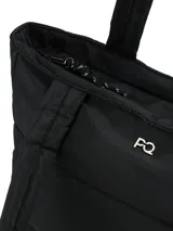 Bolso tipo tote negro, confeccionado en material textil acolchonado, con diseño matelasse horizontal. Cuenta con asas de hombro acolchadas y logo metálico frontal.
