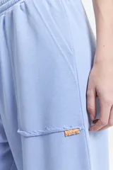 Pantalón de felpa negro con cintura elastizada ajustable, bolsillos laterales y corte acampanado.