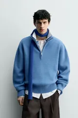 Jersey de hombre con textura efecto pelo, corte boxy fit, cuello perkins con cierre frontal de cremallera, manga larga y acabados en rib.