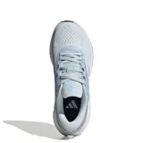Championes de running Adidas modelo Questar 3, con diseño en tonos celestes y detalles en rosado. Presentan una estructura de malla transpirable, entresuela con amortiguación y suela de goma resistente.