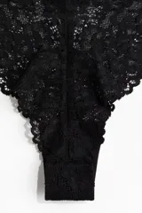 Pack de dos bombachas tipo brazilian de encaje negro, con tiro bajo, cintura en V, refuerzo interior y corte alto atrás.