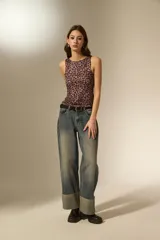 Musculosa de corte al cuerpo con cuello redondo y diseño sin mangas, confeccionada en tejido liso.