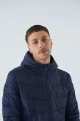 Campera de nylon negra con cierre frontal y bolsillos laterales con cierre.