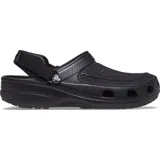 Zueco Crocs Yukon Vista II, color negro, con parte superior de material sintético que simula cuero y costuras decorativas. Posee correa ajustable en el talón con logo de Crocs y orificios de ventilación en la puntera.