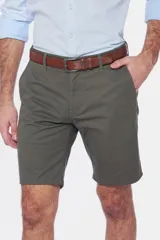 Bermuda gris con bolsillos laterales y traseros.