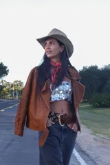 Top corto color blanco con lentejuelas y tirantes finos.