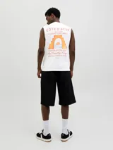 Musculosa de corte oversize confeccionada en algodón, color blanco, con diseño estampado en la espalda que incluye motivos veraniegos y tipografía en tonos naranja y azul.