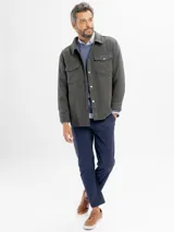 Sobrecamisa de paño color beige, con cuello clásico, cierre frontal con botones a presión y dos bolsillos con solapa en el pecho.