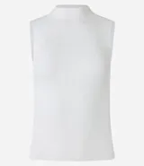 Musculosa roja de punto con cuello alto y tirantes anchos.