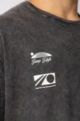 Remera de algodón con efecto lavado ácido en color gris, de corte holgado y manga corta. Presenta estampados gráficos minimalistas en el pecho y cuello redondo acanalado.