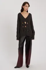 Sweater gris oscuro de algodón mouliné con escote en V y diseño calado. Silueta holgada.