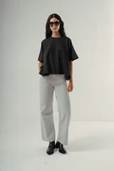 Camiseta de algodón orgánico con calce amplio y caída fluida, de cuello redondo y manga corta.