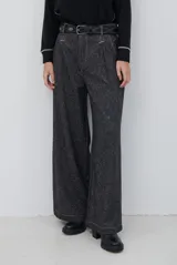 Pantalón de corte ancho y tiro alto, confeccionado en tejido con textura tipo espiga en color azul. Presenta pinzas en la cintura y costuras reforzadas.