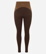 Pantalón legging deportivo Get Over de tiro alto, confeccionado en microfibra seamless de color marrón con detalles laterales en tono tostado y cintura ancha acanalada.