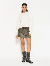 Sweater negro de lana y cashmere con hombreras y mangas largas.