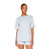 Remera de algodón color celeste, con cuello redondo, mangas cortas y corte holgado. Presenta un pequeño logo de la marca bordado en el centro del pecho.
