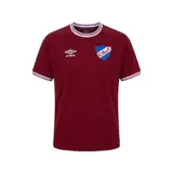 Remera de fútbol Umbro del Club Nacional de Football, color bordó con cuello redondo y puños estriados en blanco, azul y rojo. Incluye el logo de Umbro y el escudo del club bordados en el pecho.