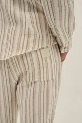 Camisa de manga larga con cuello tipo Mao, confeccionada en tejido jacquard de algodón a rayas verticales color crema y marrón claro.