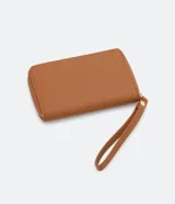 Billetera pequeña color marrón con cierre de cremallera y correa de mano.