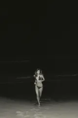 Top de bikini triangular color borgoña con aplicación de strass a tono. Se ata en cuello y espalda con lazadas.