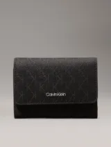 Billetera de plegado triple color negro con estampado de monograma en relieve. Cuenta con seis ranuras para tarjetas, billetero y compartimento monedero con cremallera. Incorpora tecnología de protección RFID.