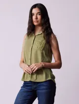 Blusa color crema sin mangas, con cuello camisero, cierre frontal con botones y bolsillo de crochet.