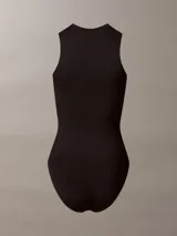 Body negro sin mangas, con escote redondo y corte ajustado.