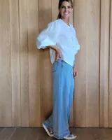 Pantalón de jean estilo wide leg con costuras verticales frontales, tiro alto y bolsillos laterales.