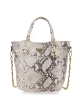 Cartera tipo tote bag plateada, con doble asa corta y correa de cadena extraíble.