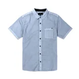 Camisa celeste de manga corta con cuello abotonado y bolsillo en el pecho.