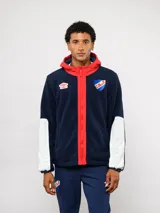 Campera de polar blanca con capucha y detalles en azul marino, con cierre frontal completo. Presenta el logo de Umbro y el escudo del Club Nacional de Football en el pecho.