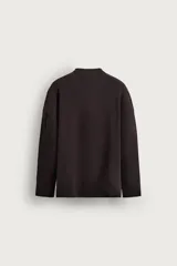 Cárdigan de punto negro con textura de canalé, cuello redondo y cierre frontal de botones.