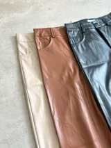 Pantalón de cuero sintético color marrón, de corte ancho y tiro alto.