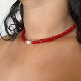 Collar de cuentas de vidrio de colores con detalles de cristal transparente checo y perlas de río naturales.