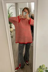 Vestido tejido a rayas horizontales rojas y blancas, de manga larga y corte holgado.