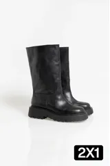 Botas de caña media confeccionadas en cuero vacuno, con suela track de goma dentada y punta redondeada.